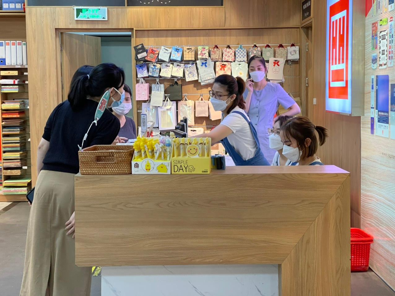 Nhân viên cửa hàng Văn phòng phẩm Hồng Hà cho biết, từ sáng tới chiều 5/4, lượng khách tới mua đồ học tập cho con tăng đột biến, gấp 4 - 5 lần so với những ngày trước.