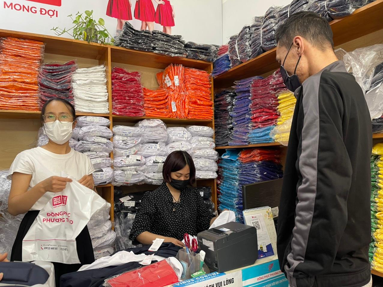 Đa số phụ huynh tới hỏi mua đồng phục để phục vụ cho con em tới trường học trực tiếp.