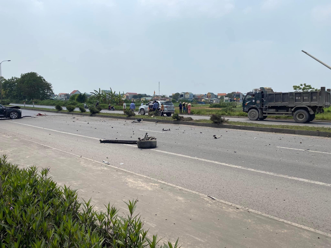 Cú đâm mạnh khiến bánh xe ô tô văng ra ngoài. Ảnh: Vietnamnet