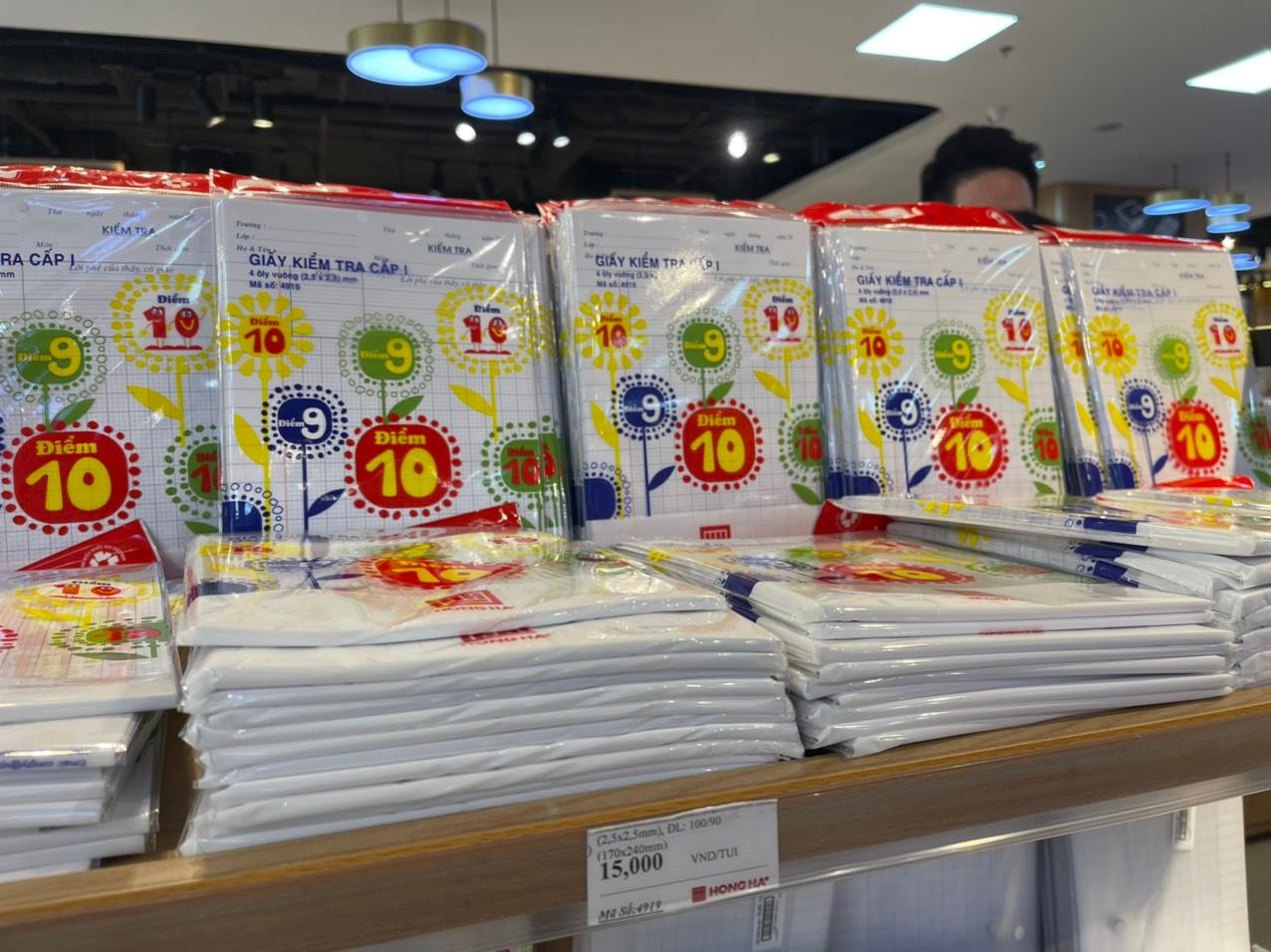 Giấy kiểm tra, vở ô li được các phụ huynh chọn mua nhiều nhất.