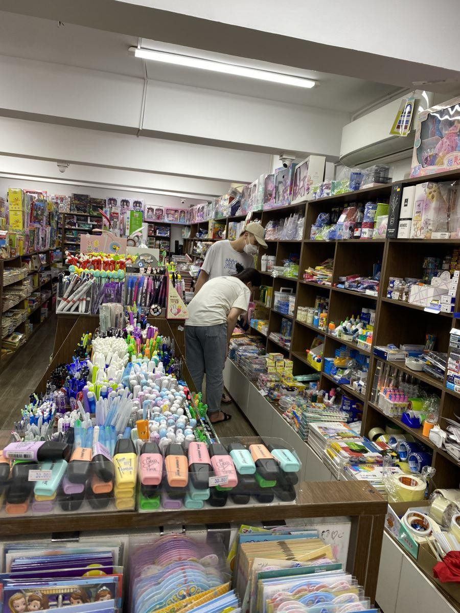 Sắm đồ dùng học tập cho con tại Nhà sách Tân Việt.