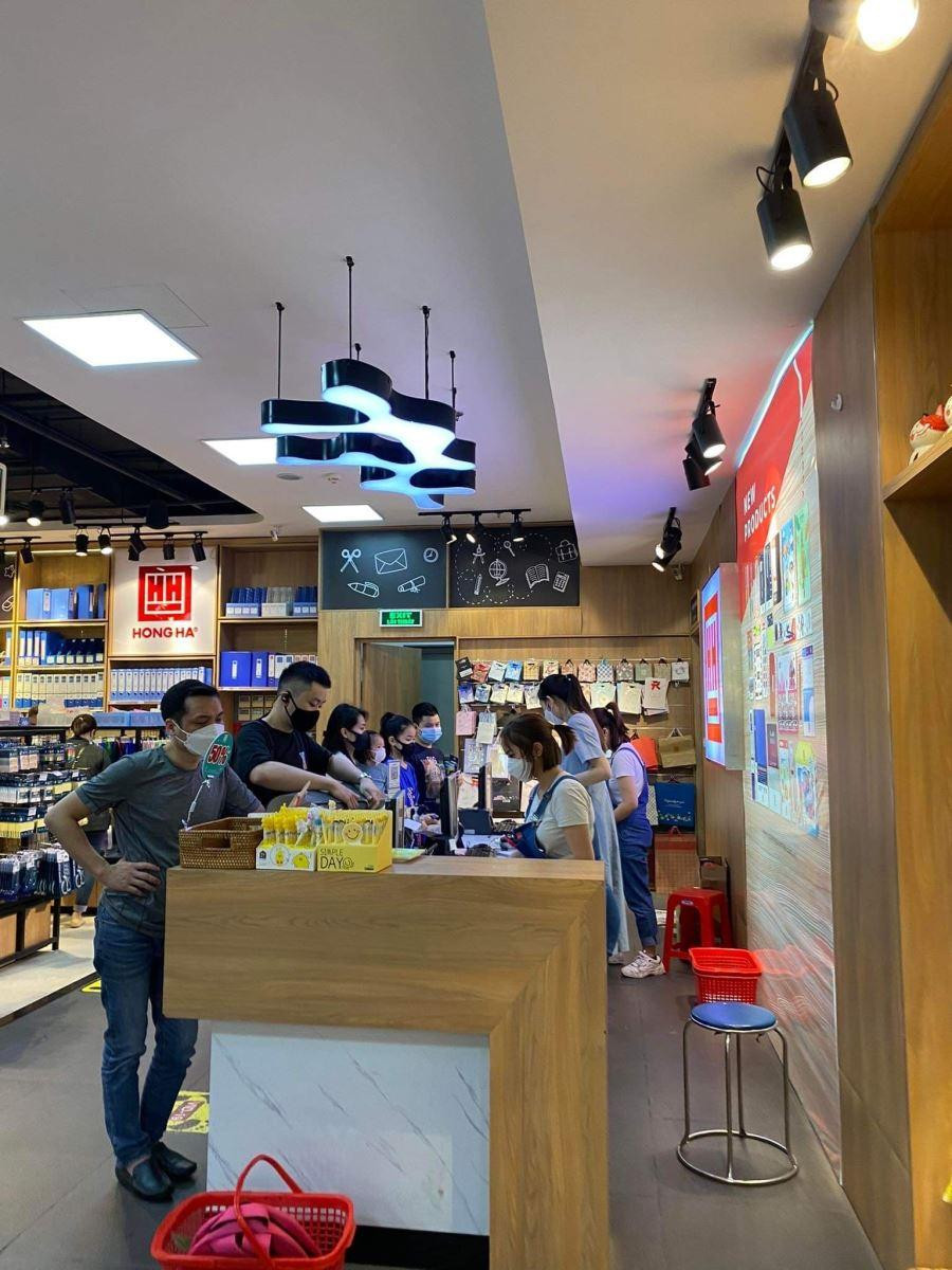 Nhiều phụ huynh phải chờ đợi để đến lượt thanh toán.