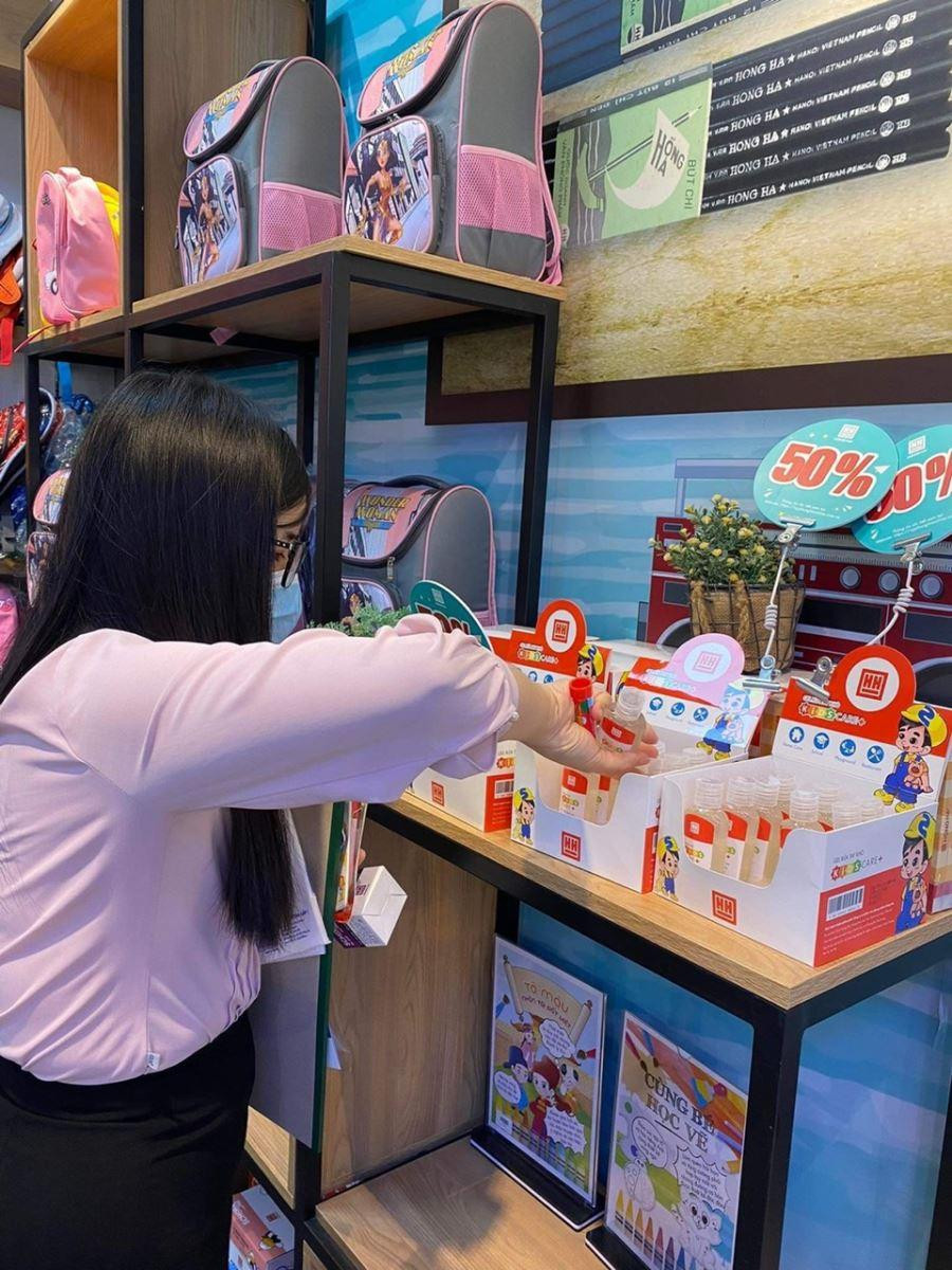Phụ huynh mua lọ sát khuẩn tại cửa hàng Văn phòng phẩm Hồng Hà trên phố Lý Thường Kiệt.