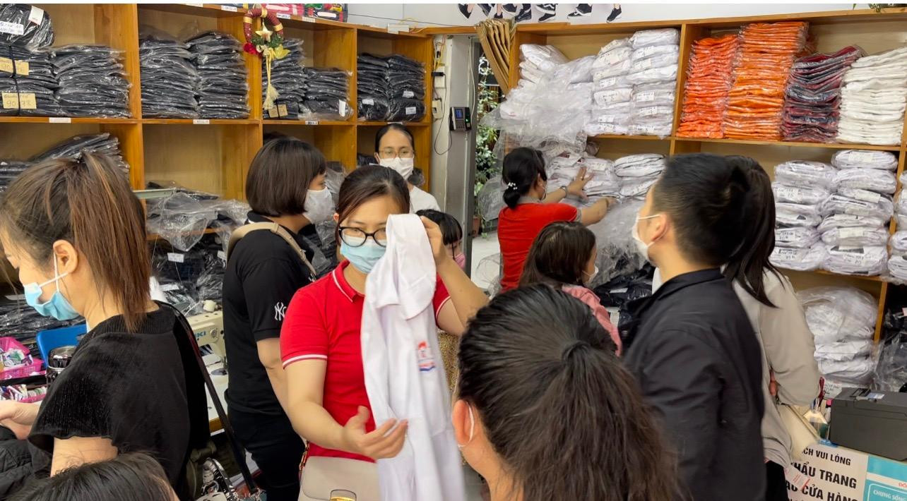 Trước đó, UBND thành phố Hà Nội quyết định cho học sinh từ lớp 1 đến lớp 6 thuộc 30 quận, huyện, thị xã trở lại trường học trực tiếp kể từ ngày 6/4. Trong ảnh: Các nhân viên cửa hàng trang phục học sinh Phương Thảo ở phố Lý Thường Kiệt phục vụ khách không ngơi tay.