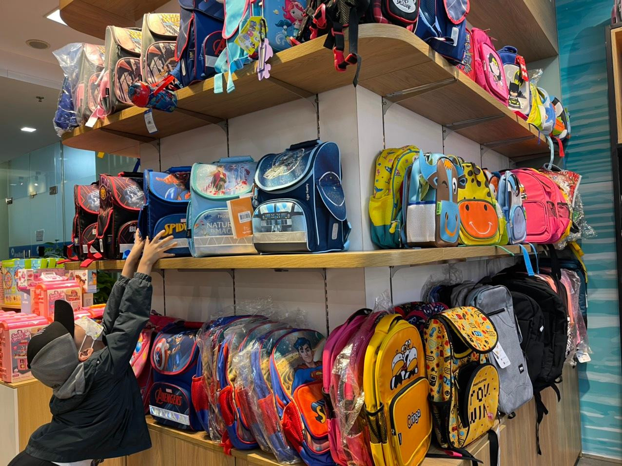 Giá ba lô học sinh trong khoảng từ 500.000 đồng đến hơn 1 triệu đồng/ba lô.