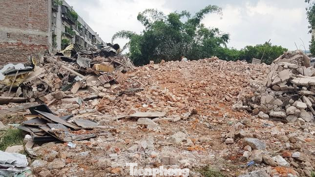 Ngôi biệt thự cổ (nhóm 2) thuộc trạm phát sóng Bạch Mai tại số 10 ngõ 128C Đại La (quận Hai Bà Trưng) bị phá bỏ để phục vụ dự án đường trên cao Vĩnh Tuy – Ngã Tư Sở. Ảnh: Đình Phong.