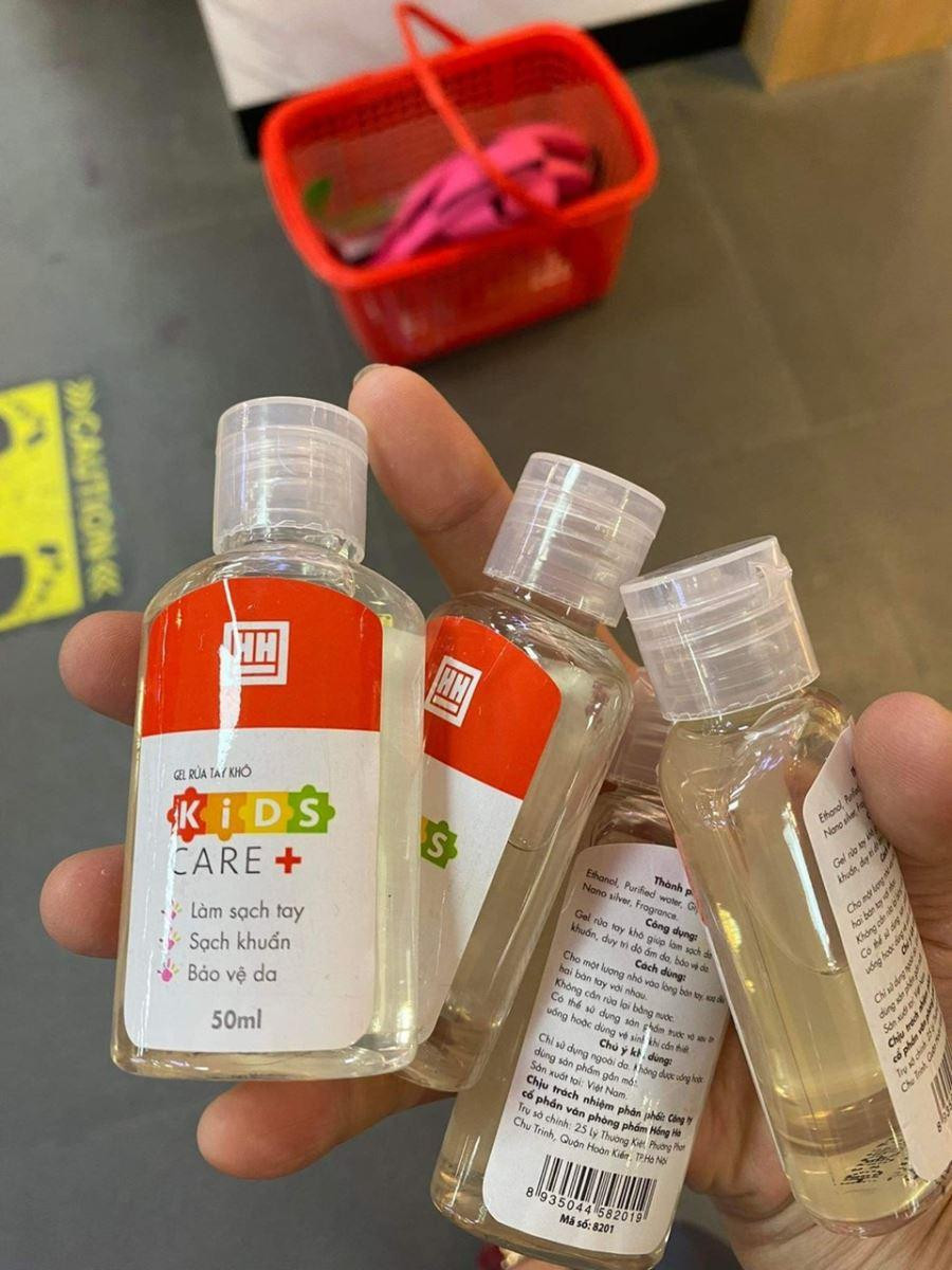 Có phụ huynh mua 3 - 4 lọ sát khuẩn nhỏ để con mang trong cặp đi học, dùng dần.