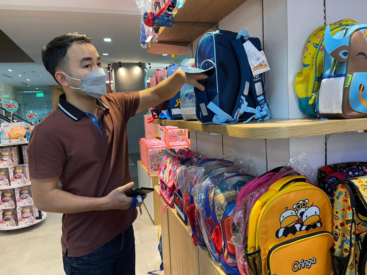 Do phải học online quá lâu nên có nhiều phụ huynh tới giờ mới đi sắm ba lô cho con đi học.