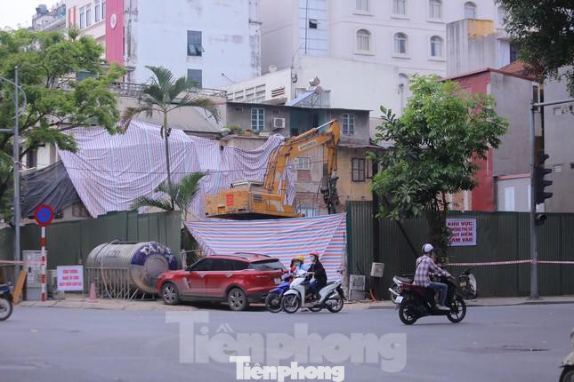 Ngôi biệt thự 78 Nguyễn Du (phường Nguyễn Du, quận Hai Bà Trưng) nằm trên khu "đất vàng" ngã tư Nguyễn Du và Trần Bình Trọng bị phá bỏ xây trụ sở chi nhánh ngân hàng. Ảnh: Đình Phong.