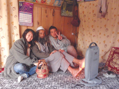 Tác giả (trái) và dân địa phương. Tác giả (trái) và dân địa phương