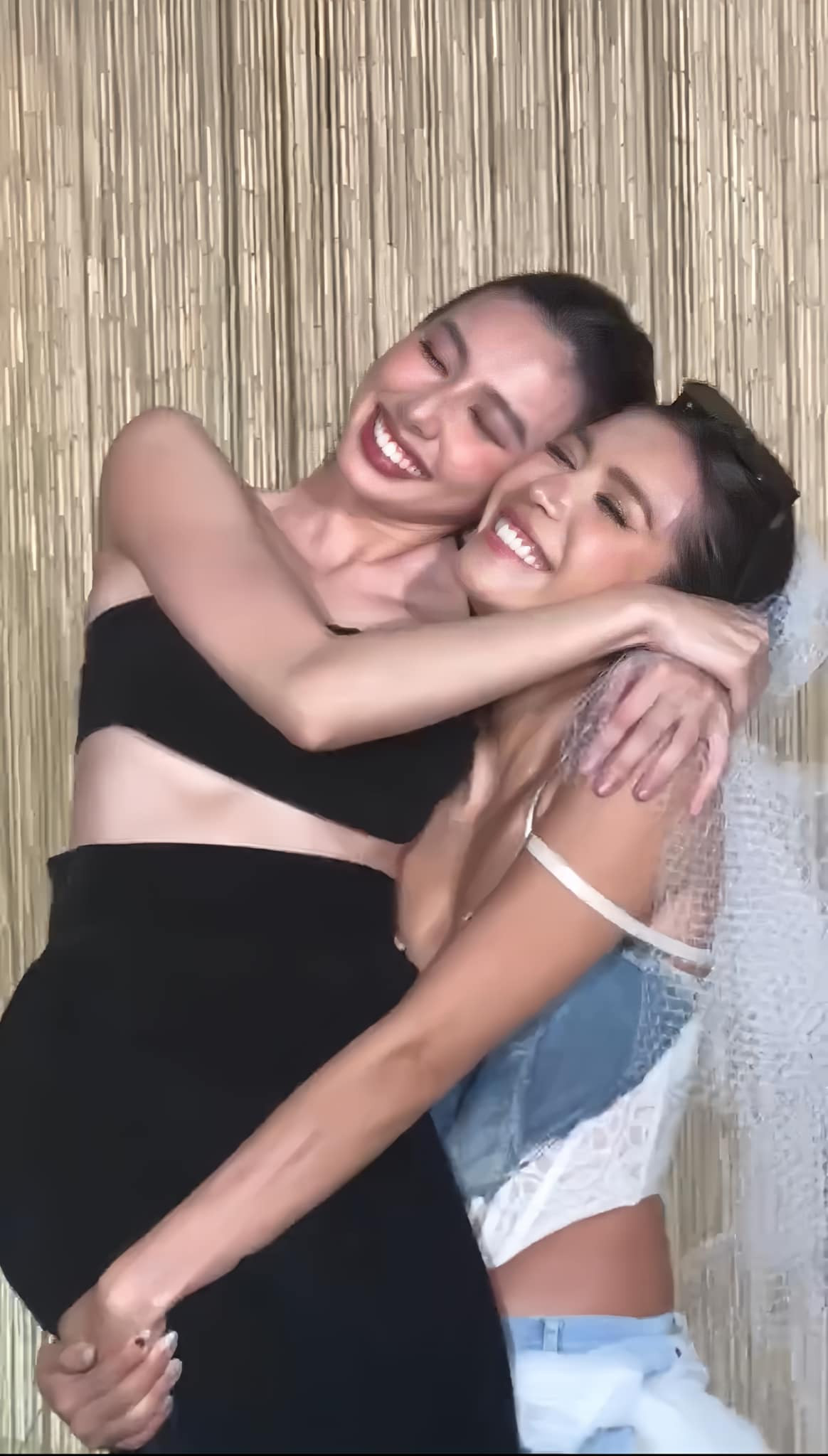 Minh Tú và Thùy Tiên có mối quan hệ thân thiết. Thùy Tiên được Minh Tú hướng dẫn catwalk vào năm 2021. Thời điểm đó, Minh Tú hứa hẹn nếu học trò đăng quang Hoa hậu Hòa bình Quốc tế, cô sẽ kết hôn.