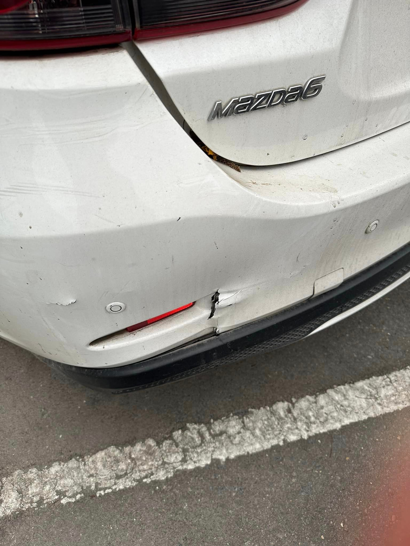 Va chạm mạnh khiến đầu xe của Thảo Vân hư hỏng nặng.