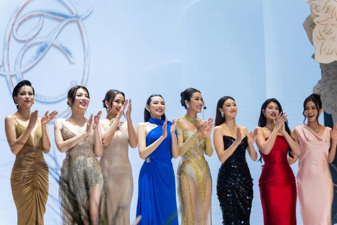 Minh Tú catwalk cùng các người đẹp là học trò catwalk. Trước đó, siêu mẫu hứa hẹn nếu Nguyễn Thúc Thùy Tiên đăng quang Hoa hậu Hòa bình Quốc tế, cô sẽ lấy chồng.