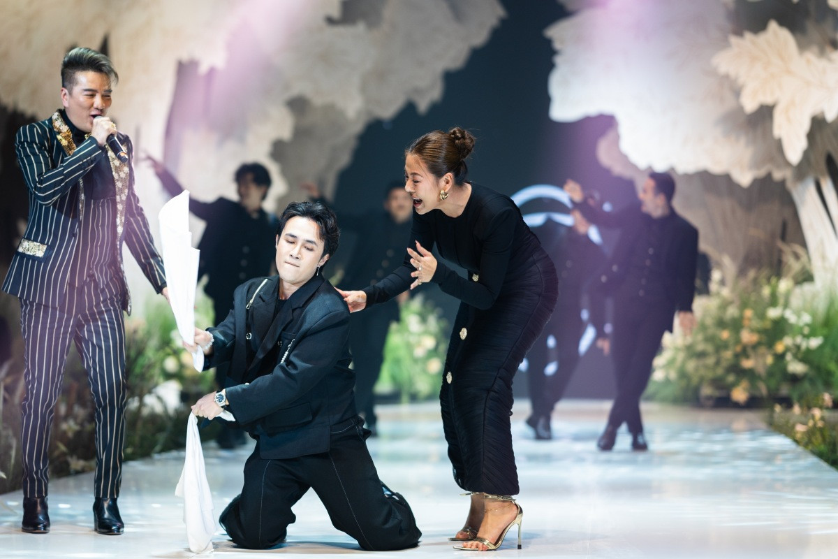 Diễn viên Huỳnh Lập, Nam Thư phụ họa cho tiết mục của Đàm Vĩnh Hưng. Từng bị chấn thương nặng ở chân, Đàm Vĩnh Hưng nói anh ưu ái Minh Tú mới đeo giày tây ôm chân. Nam ca sĩ góp vui 4 ca khúc.