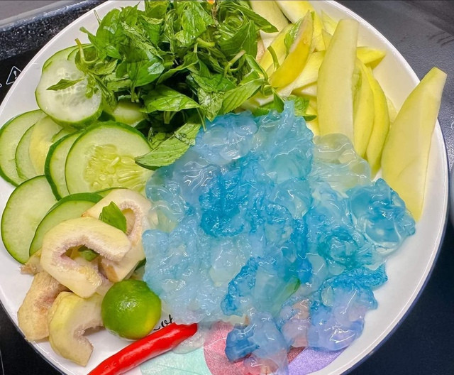 Nuốc Huế có màu xanh dương, ăn sống kèm với ít vả, dưa leo, rau để giải nhiệt.