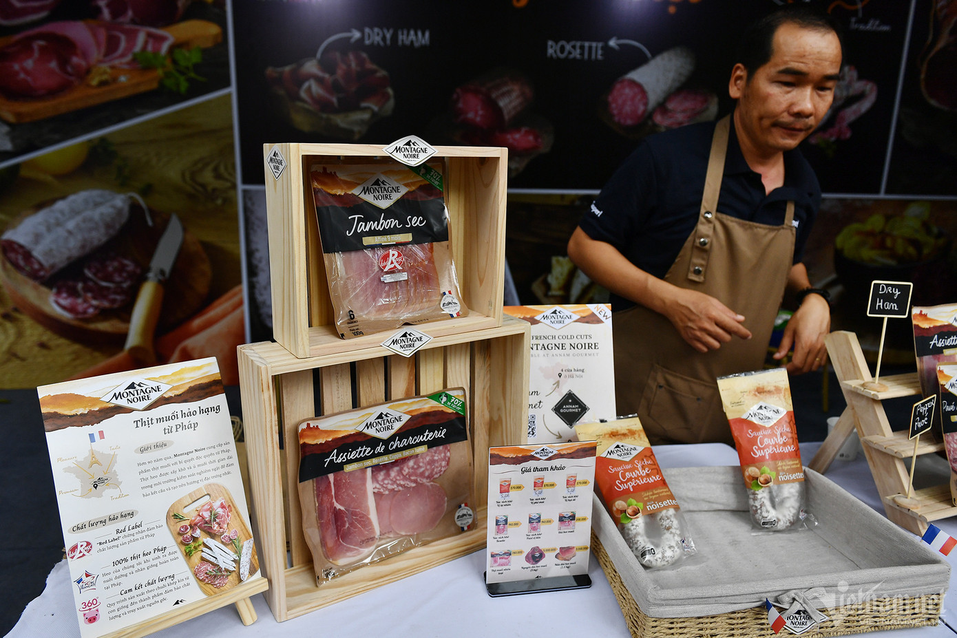 Các gian hàng bán bánh sừng bò, bánh macaron, thịt nguội, pho mát... bán chạy.