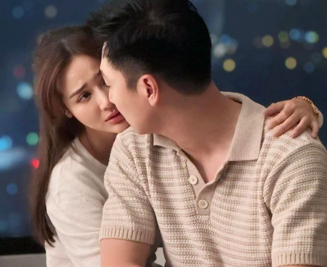 Diễn xuất của Mạnh Trường và Huyền Lizzie trong Chúng ta của 8 năm sau gây thất vọng. Diễn xuất của Mạnh Trường và Huyền Lizzie trong Chúng ta của 8 năm sau gây thất vọng.