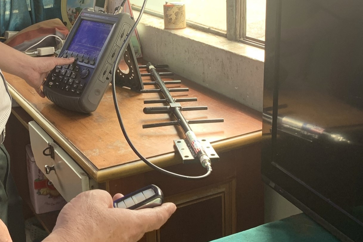 Lực lượng nghiệp vụ kiểm tra, xử lý nguồn phát xạ vô tuyến điện có thể gây nhiễu. Ảnh: T.N Lực lượng nghiệp vụ kiểm tra, xử lý nguồn phát xạ vô tuyến điện có thể gây nhiễu. Ảnh: T.N