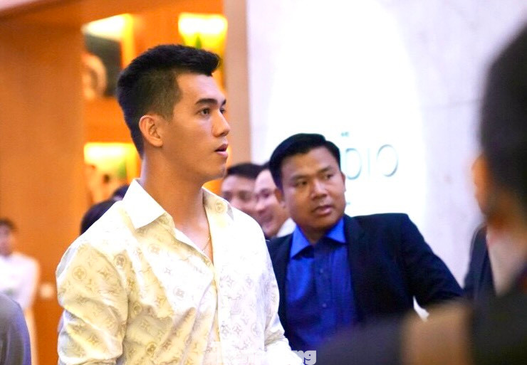 Tiến Linh lẻ bóng khi đến đám cưới Quang Hải. Tiến Linh lẻ bóng khi đến đám cưới Quang Hải.