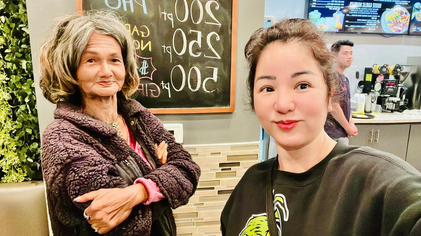 Hình ảnh Thúy Nga tình cờ gặp ca sĩ Kim Ngân.