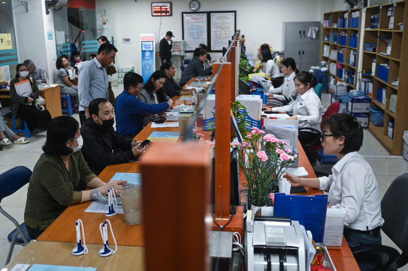 Khi nhận BHXH một lần thì số tiền người lao động nhận được thiệt hơn so với số tiền đã đóng vào quỹ BHXH. Ảnh: Thạch Thảo.