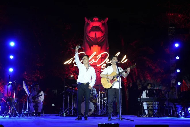 Tuấn Hưng trong đêm nhạc tối 14/4. Ảnh: Delodeloshow. Tuấn Hưng trong đêm nhạc tối 14/4. Ảnh: Delodeloshow.