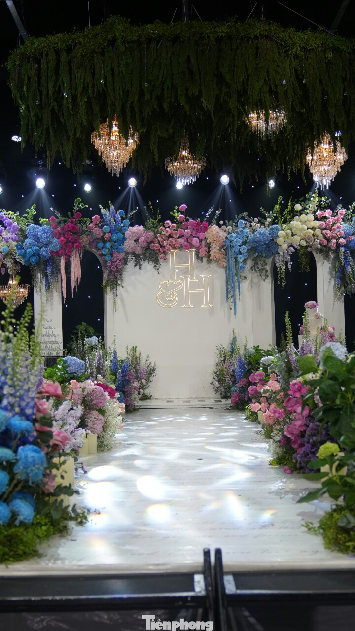 Do đã thực hiện nghi thức truyền thống ở đám cưới tại Đông Anh, Quang Hải dành phần lớn không gian cho các bàn tiệc.