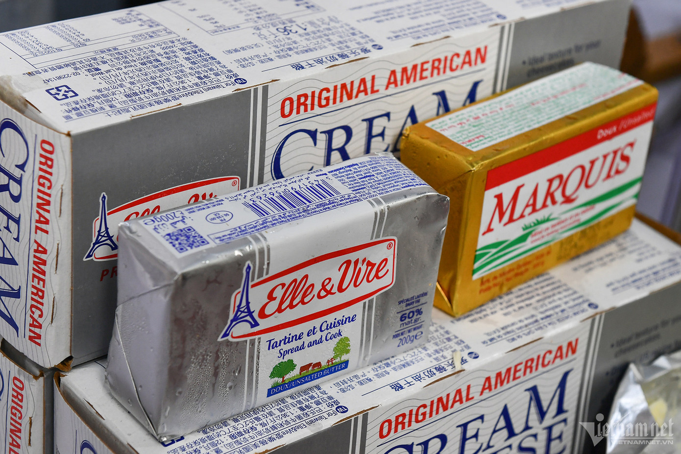 Giá một thỏi bơ trong ảnh là 90.000 đồng. Người bán khuyến cáo du khách vui chơi xong trước khi về hay quay lại lấy kẻo bị chảy nhũn nếu mua sớm.