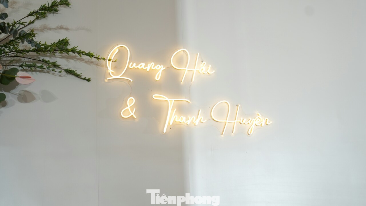 Quang Hải và Chu Thanh Huyền cùng một số quan khách dùng tiệc ngoài trời vào chiều 6/4 trước khi bước vào tiệc chính lúc 17h30.