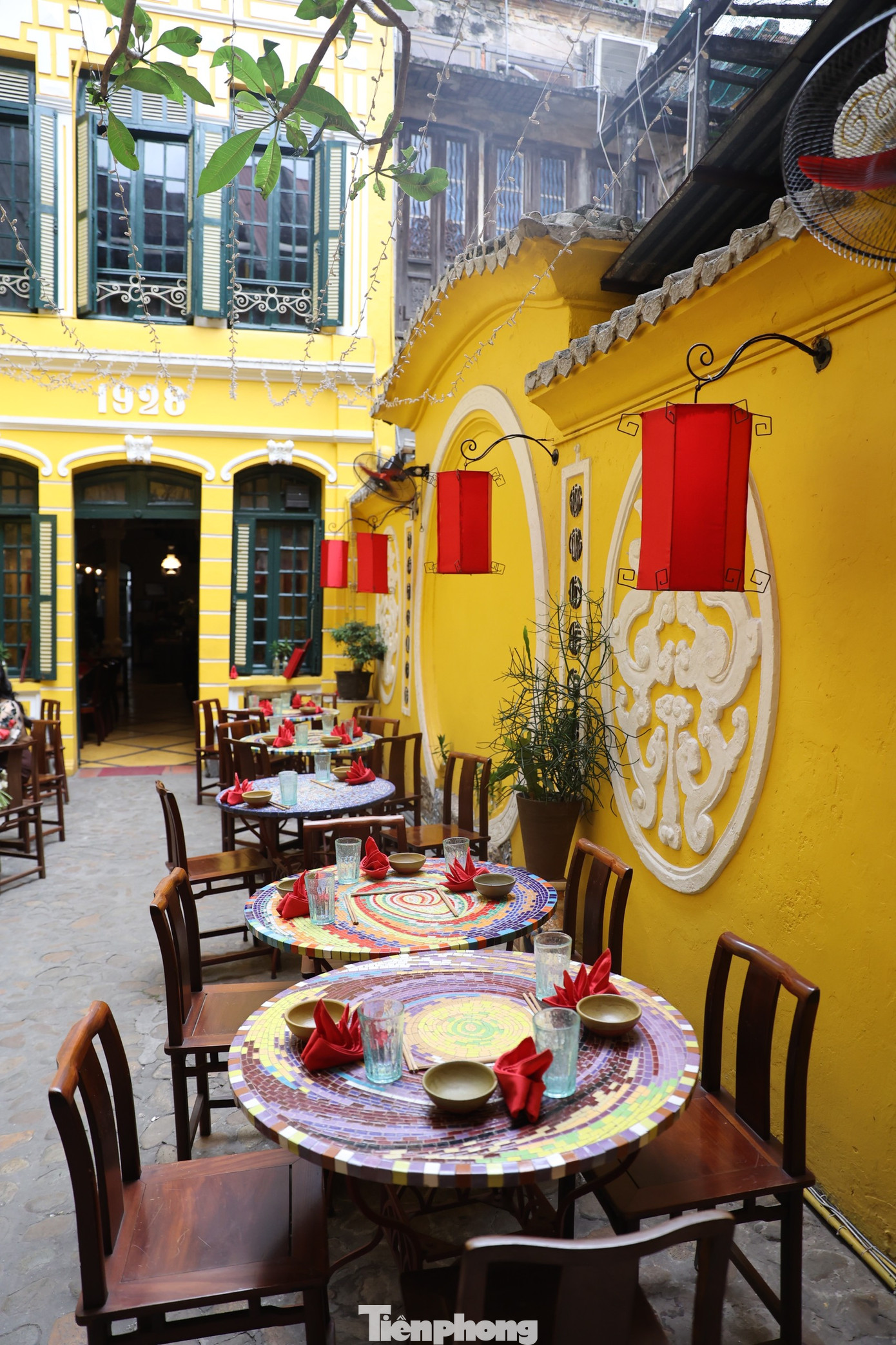 Nhà hàng từng đón tiếp Đại sứ Pháp, cựu Thủ tướng Đức Angela Merkel, cựu Thủ tướng Pháp Jean-Pierre Raffarin... Ảnh: Trọng Tài. Nhà hàng từng đón tiếp Đại sứ Pháp, cựu Thủ tướng Đức Angela Merkel, cựu Thủ tướng Pháp Jean-Pierre Raffarin... Ảnh: Trọng Tài.