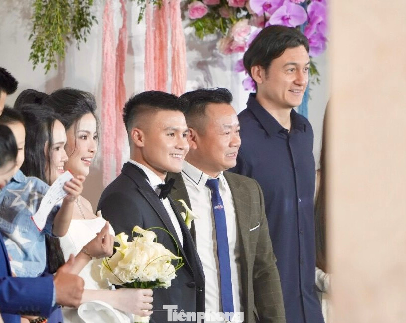 Tối 6/4, tiệc cưới Quang Hải và Chu Thanh Huyền diễn ra tại một khách sạn ở Hà Nội. Tối 6/4, tiệc cưới Quang Hải và Chu Thanh Huyền diễn ra tại một khách sạn ở Hà Nội.