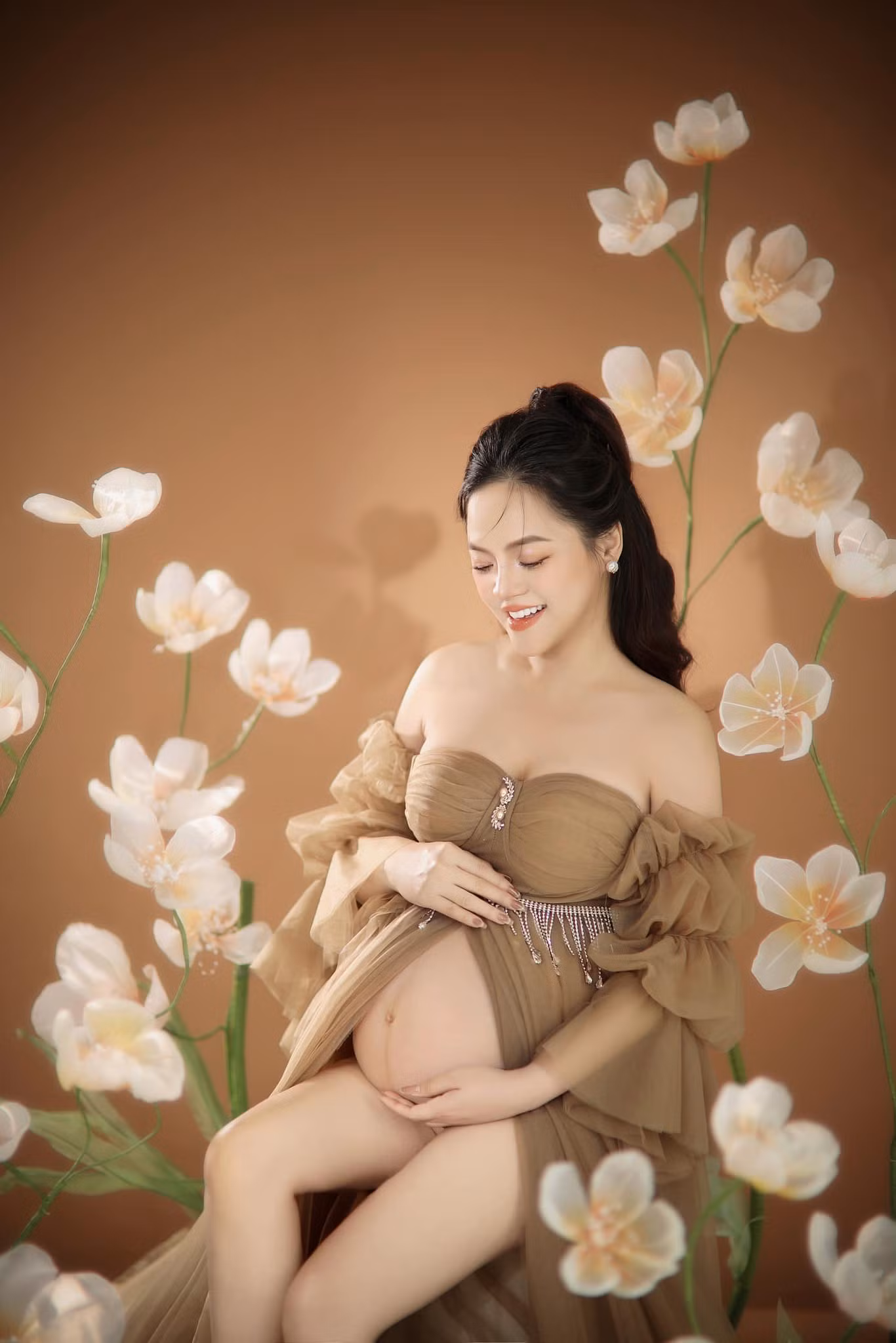 Thu Quỳnh tăng 13 kg ở tháng thứ 8 của thai kỳ. Cô chia sẻ mối quan hệ với bố của em bé thứ hai vẫn ổn. Việc Thu Quỳnh chọn làm mẹ đơn thân là quyết định và mong muốn cá nhân.