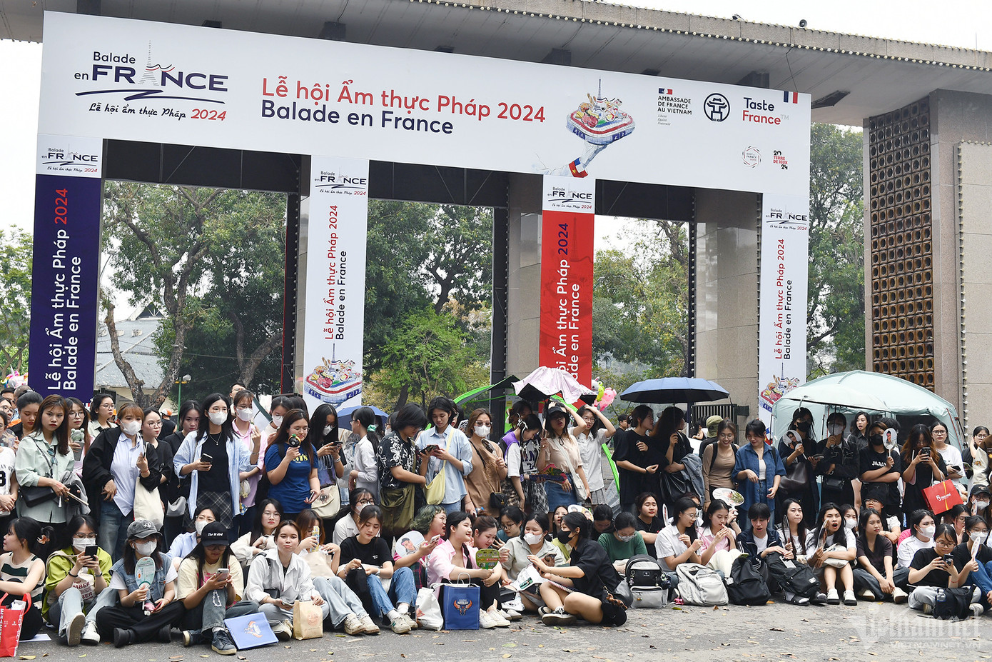 Sau lễ khai mạc tối 5/4, sáng nay Lễ hội Ẩm thực Pháp 2024 mang tên "Balade en France" tại Công viên Thống Nhất (Hà Nội) thu hút gần nghìn người tham dự. Sự kiện tiếp nối thành công từ ba mùa trước vào các năm 2018, 2020 và 2023 nhưng năm nay có quy mô lớn nhất với hơn 70 gian hàng.