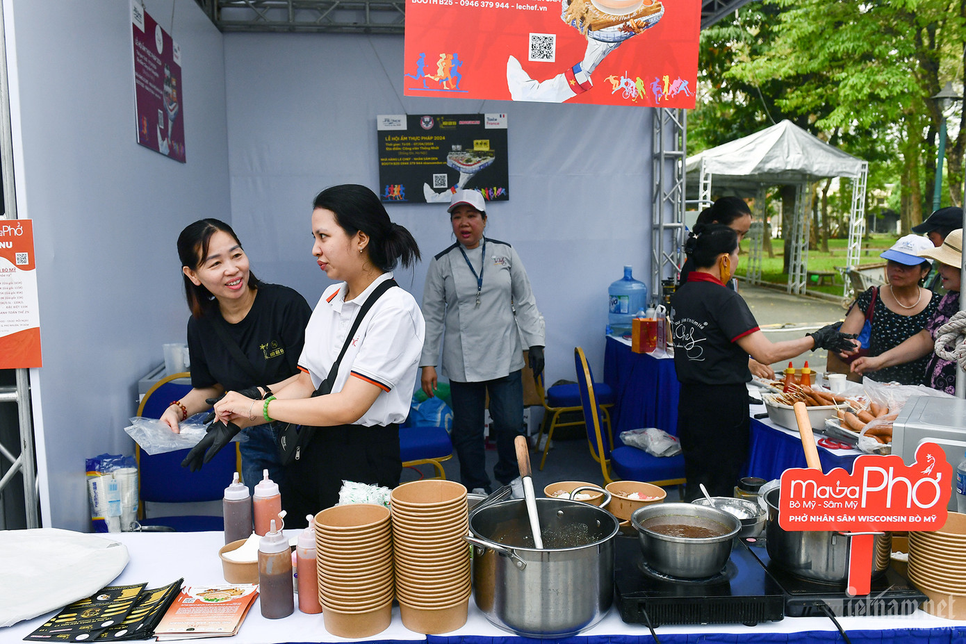 Lễ hội còn có hàng phở nước dùng nhân sâm, thịt bò Mỹ lạ lẫm đối với nhiều người, giá 65.000 đồng/bát.