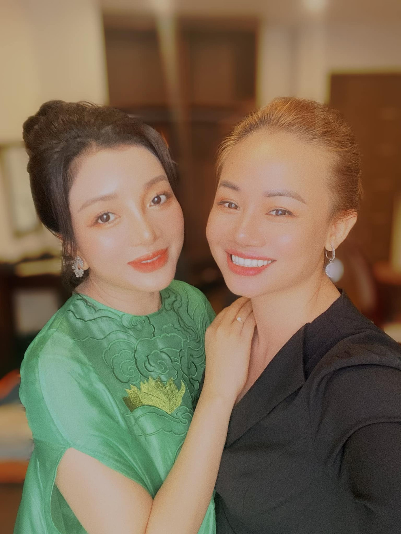 Ca sĩ Phạm Thu Hà và Lương Ngọc Diệp.