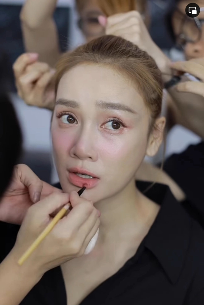 Nhã Phương gây tranh cãi vì trang điểm cầu kỳ khi tham gia giải chạy. Nhã Phương gây tranh cãi vì trang điểm cầu kỳ khi tham gia giải chạy.