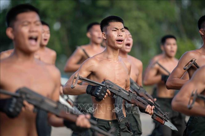 Từ rèn luyện thể lực cho đến kỹ năng võ thuật, sử dụng vũ khí… đều đòi hỏi 100% cán bộ chiến sĩ phải nỗ lực hết mình.