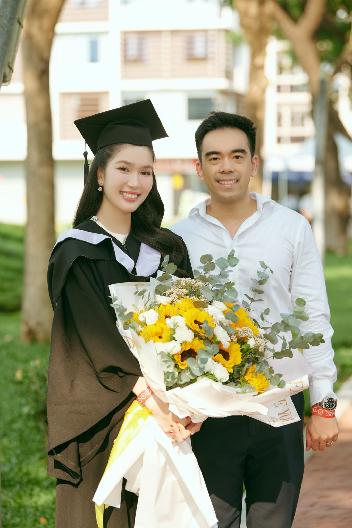 Á hậu Phương Anh bên mẹ và chồng.