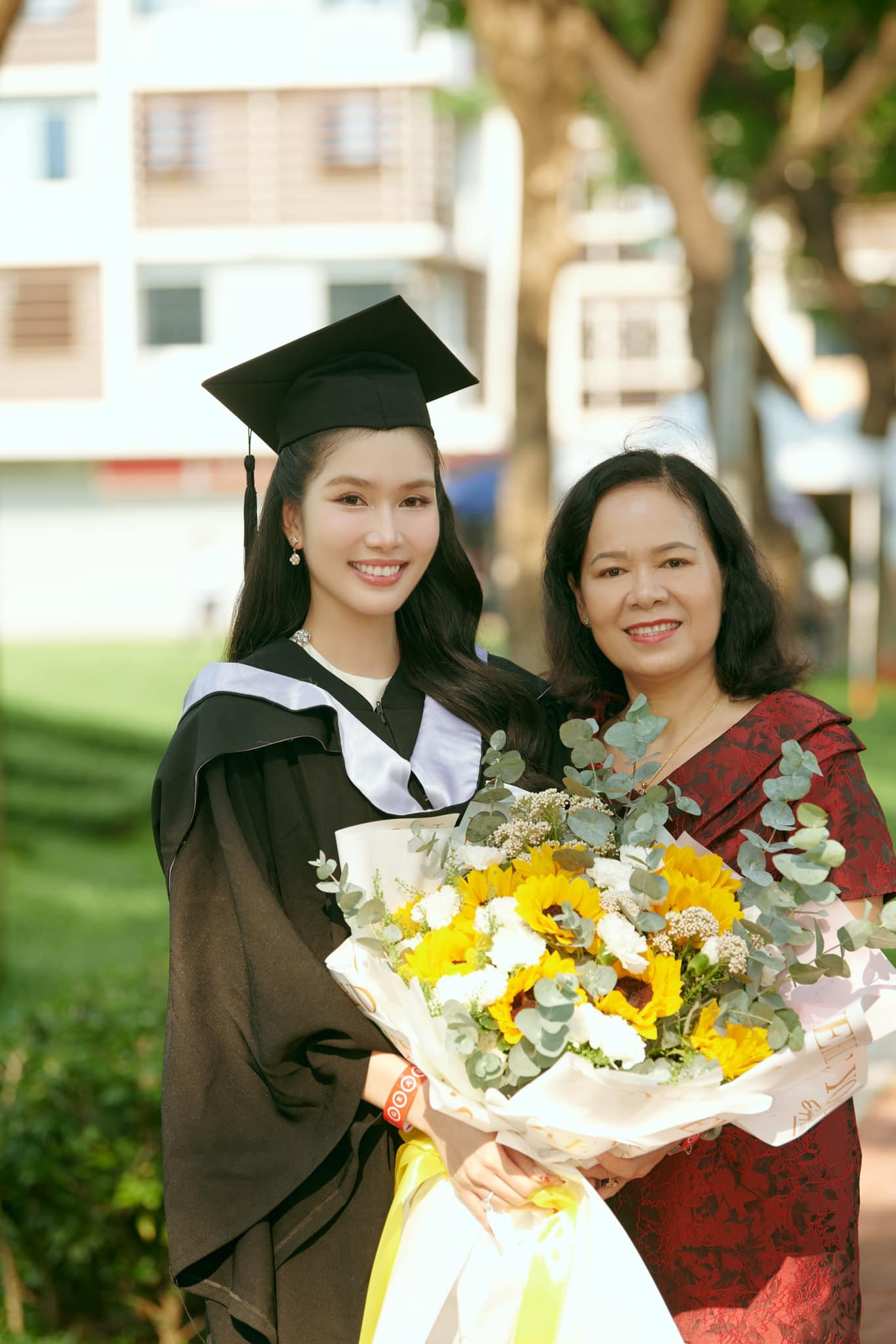 Á hậu Phương Anh bên mẹ và chồng.