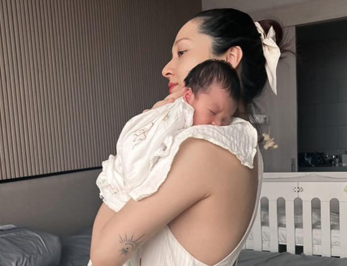 Bảo Anh và con gái lúc 5 ngày tuổi.