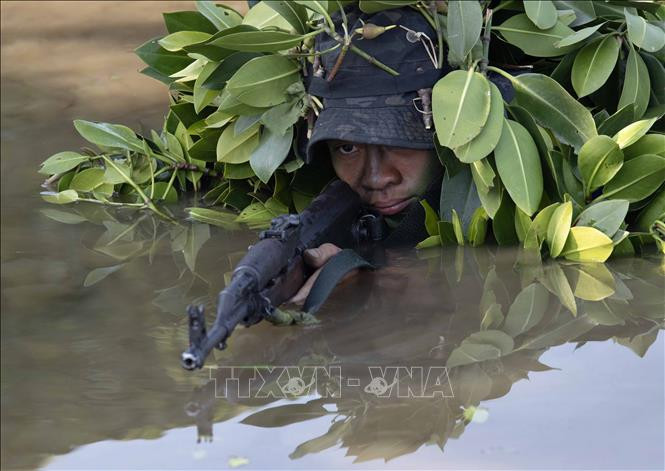 Ngụy trang phục kích dưới nước là một bài tập khắc nghiệt, dù mực nước lên xuống thất thường, thường xuyên có gió to, lạnh nhưng các chiến sĩ CSCĐ chống khủng bố đều phải giữ nguyên vị trí, đội hình chiến đấu.