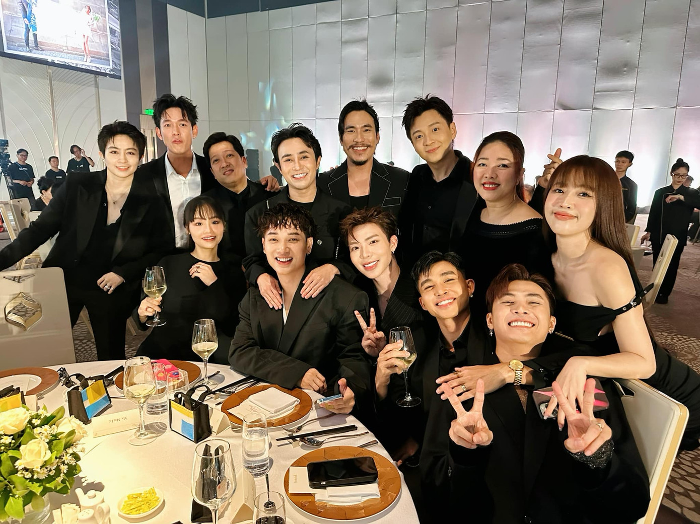 Khoảnh khắc dàn sao trước khi quẩy hết mình trong đám cưới Minh Tú.