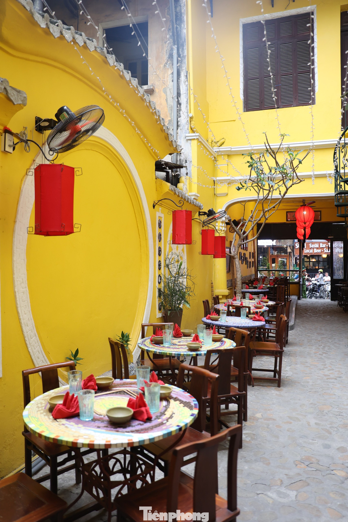 Nhà hàng từng đón tiếp Đại sứ Pháp, cựu Thủ tướng Đức Angela Merkel, cựu Thủ tướng Pháp Jean-Pierre Raffarin... Ảnh: Trọng Tài. Nhà hàng từng đón tiếp Đại sứ Pháp, cựu Thủ tướng Đức Angela Merkel, cựu Thủ tướng Pháp Jean-Pierre Raffarin... Ảnh: Trọng Tài.