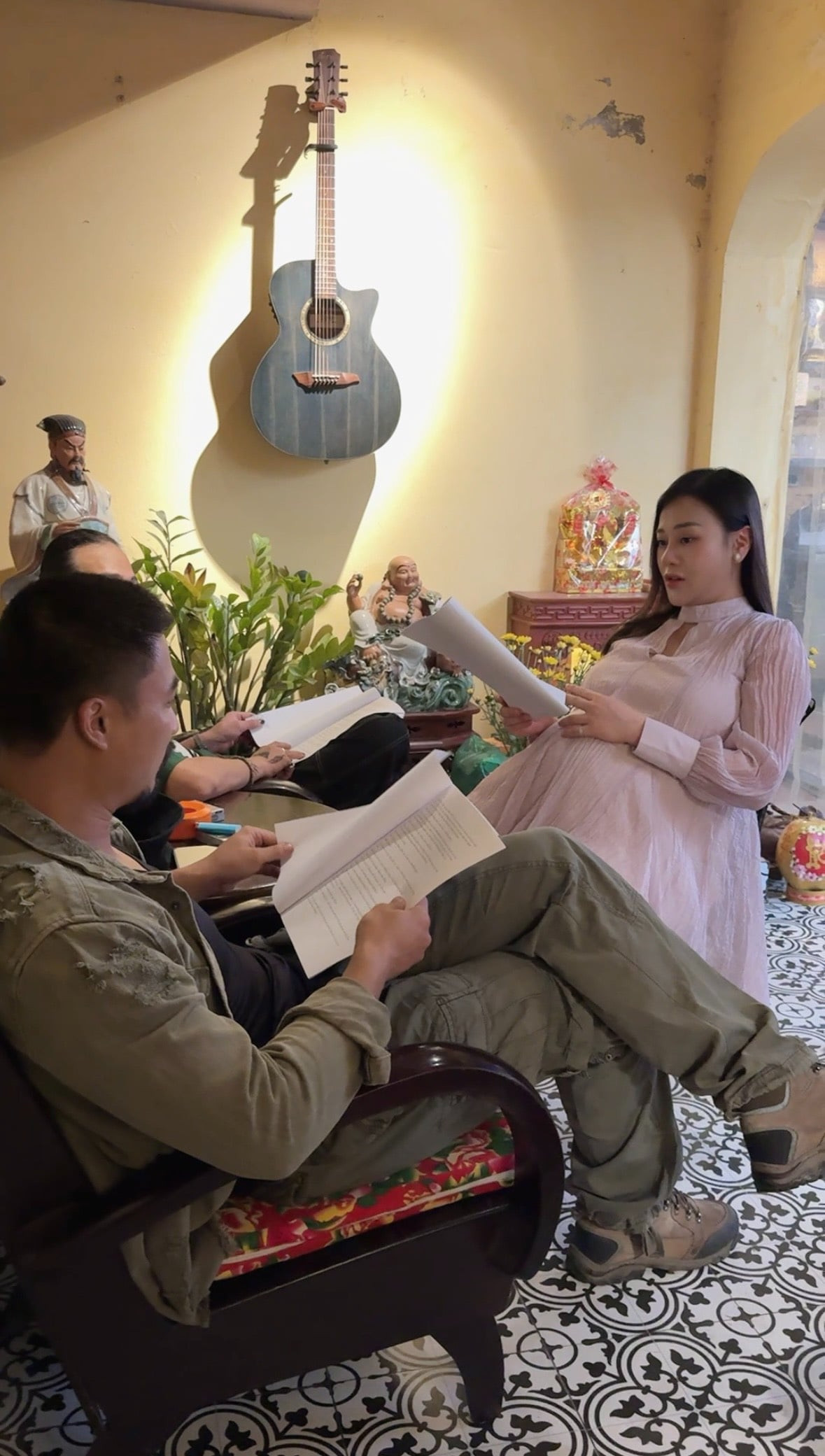 Hình ảnh Phương Oanh và Thu Quỳnh trên phim trường.