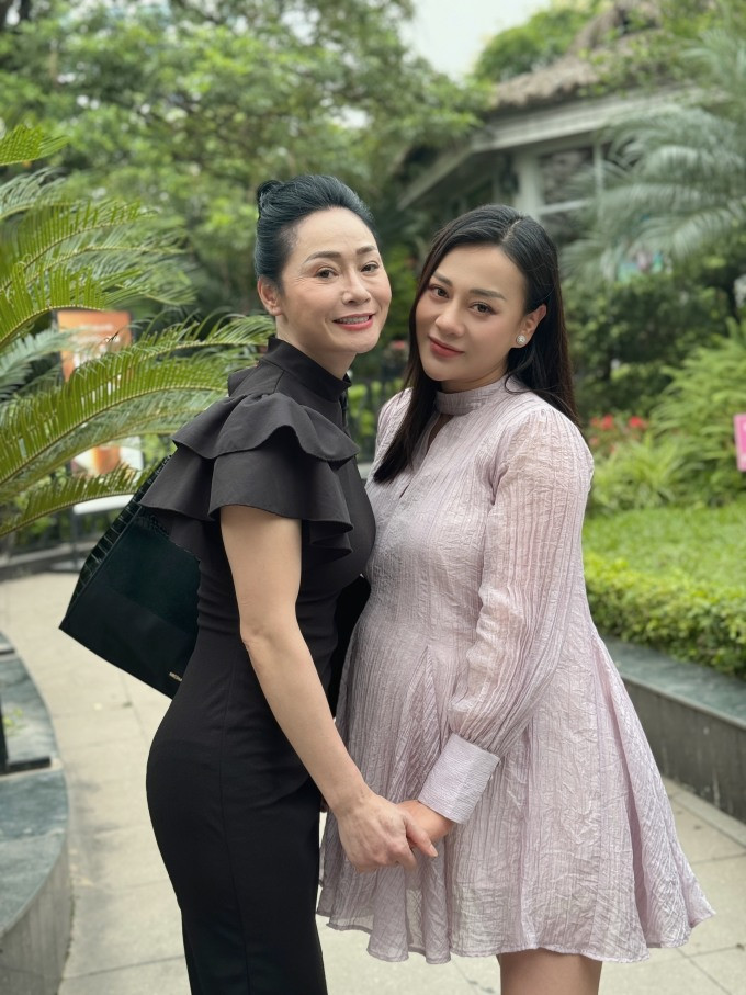 Hình ảnh Phương Oanh và Thu Quỳnh trên phim trường.