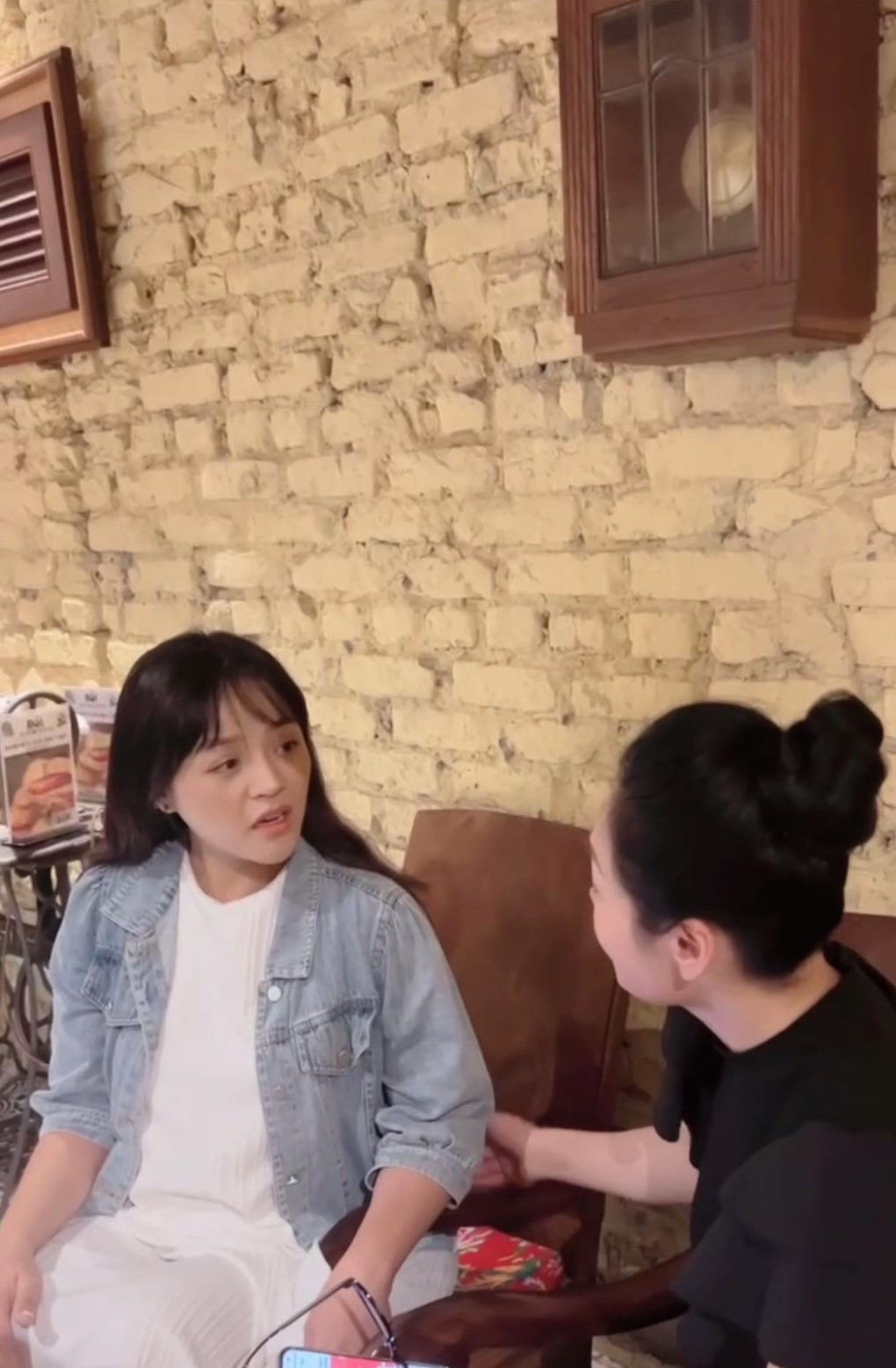 Hình ảnh Phương Oanh và Thu Quỳnh trên phim trường.