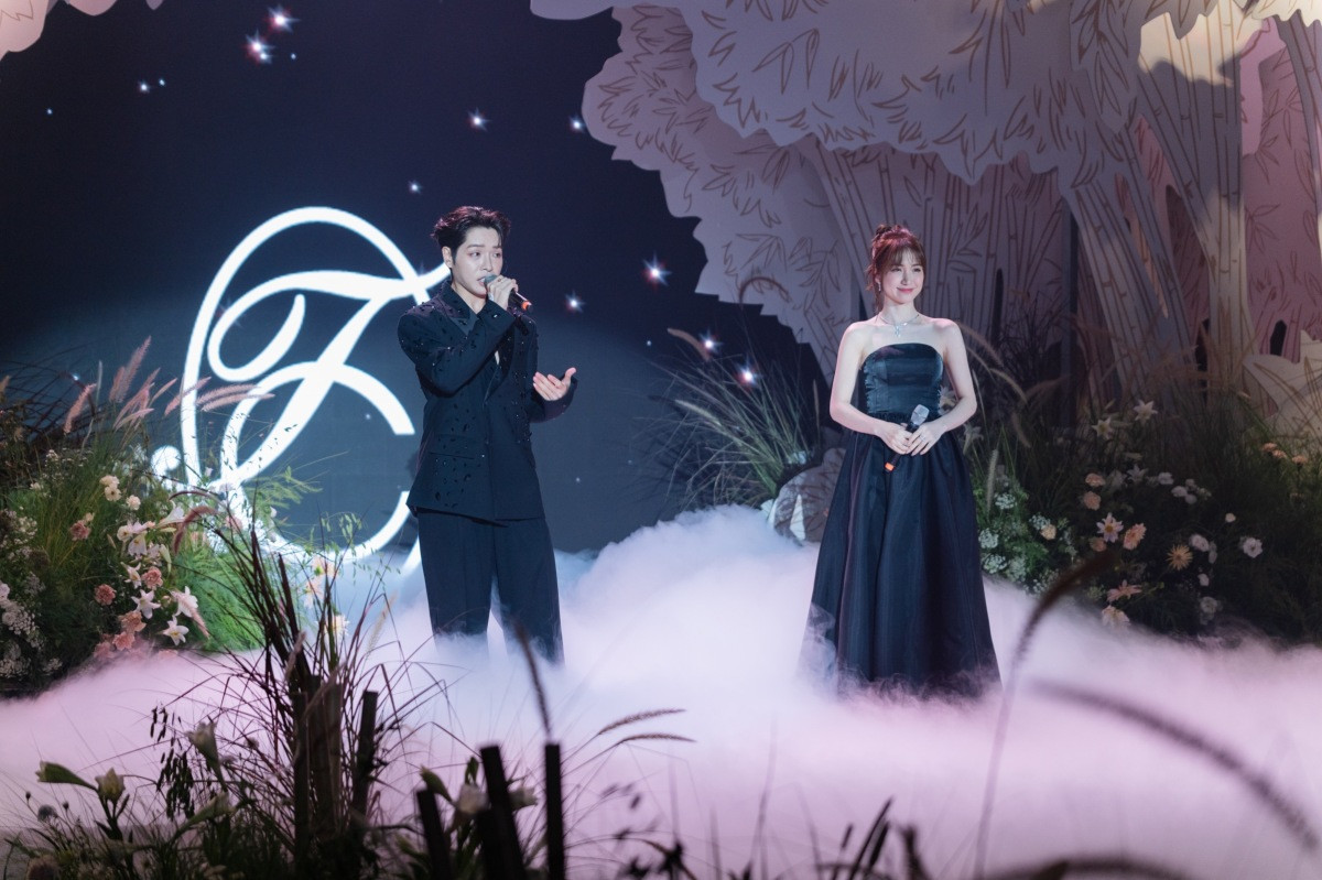 Hòa Minzy và Đức Phúc hát I Do mở đầu nghi thức đám cưới, dẫn cô dâu Minh Tú vào lễ đường. Sau đó, cô nhiệt tình khuấy động đám cưới đàn chị.