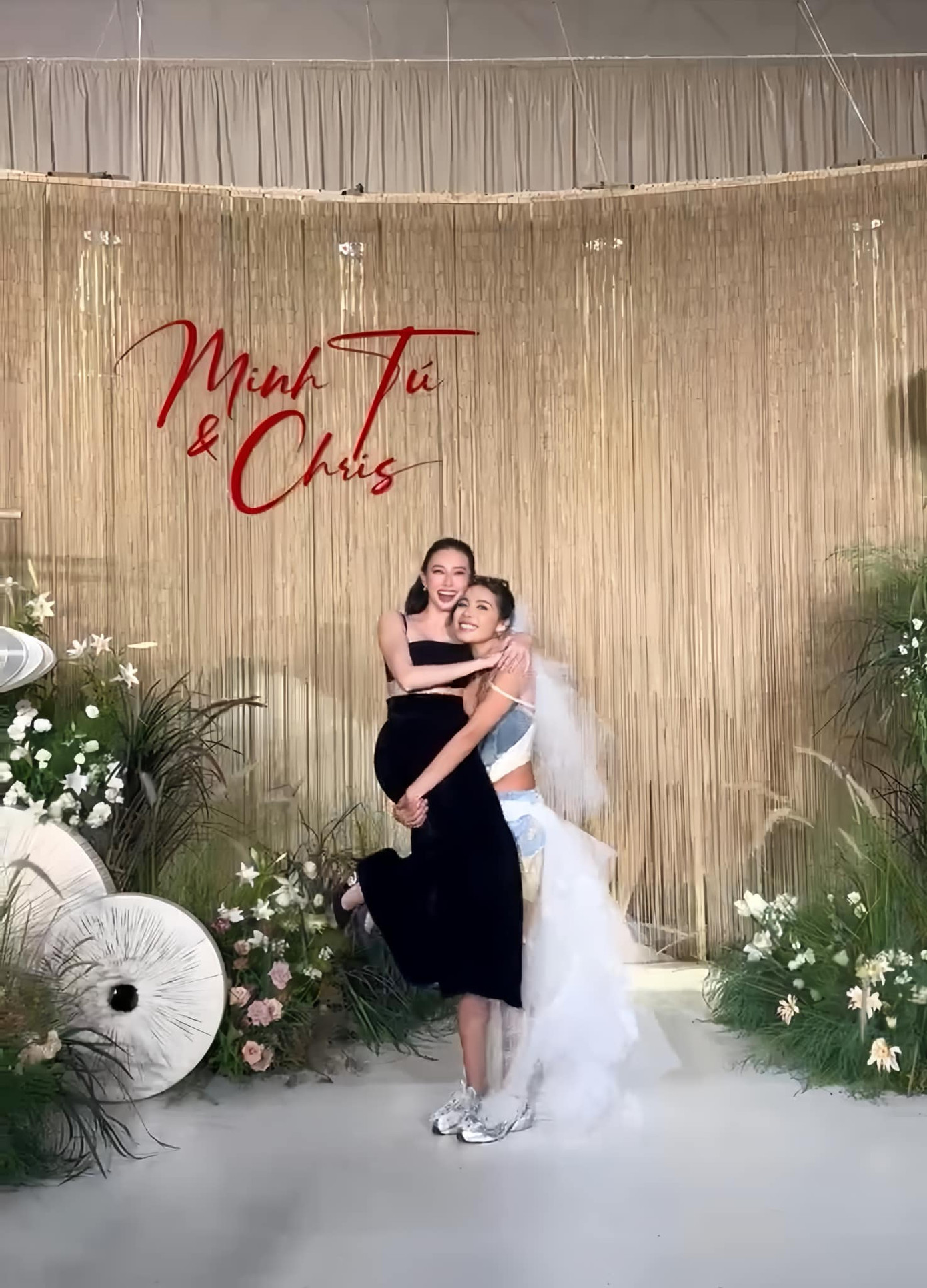 Minh Tú và Thùy Tiên có mối quan hệ thân thiết. Thùy Tiên được Minh Tú hướng dẫn catwalk vào năm 2021. Thời điểm đó, Minh Tú hứa hẹn nếu học trò đăng quang Hoa hậu Hòa bình Quốc tế, cô sẽ kết hôn.