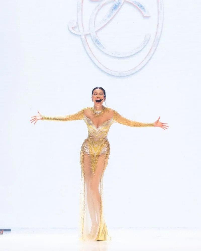 Minh Tú hạnh phúc trong lễ cưới.