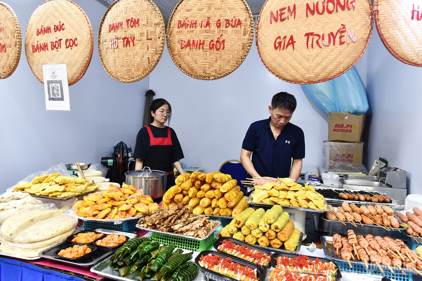 Một số gian hàng ẩm thực Việt cũng góp mặt tại đây nhưng không được nhiều khách quan tâm. Anh Cường, một du khách bày tỏ, không hiểu vì sao món ăn Việt Nam cũng bán ở đây.